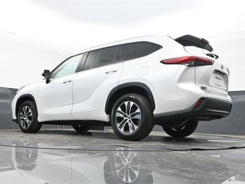 Used 2022 Toyota Highlander XLE image 26