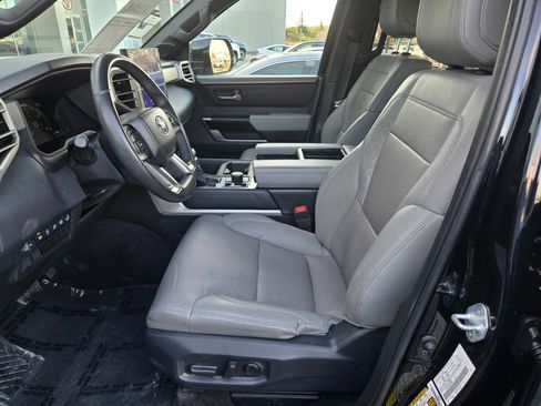Used 2025 Toyota Tundra Limited AWD/4WD image 16
