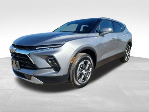 Used 2025 Chevrolet Blazer LT image 3