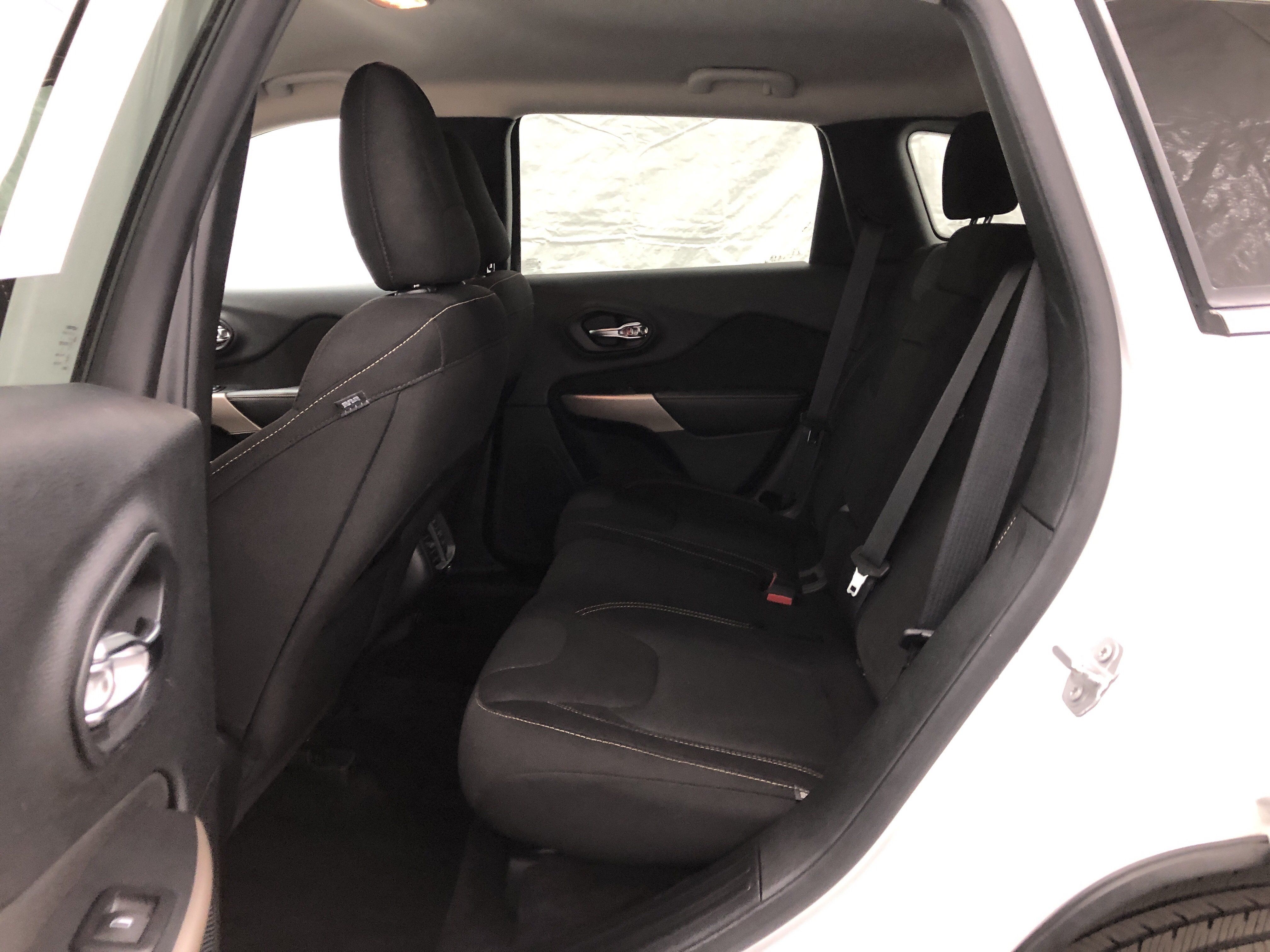 Used 2017 Jeep Cherokee Latitude w/ Cold Weather Group AWD/4WD image 11