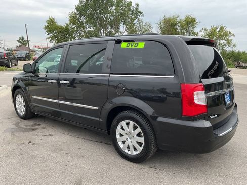 Used 2015 Chrysler Town & Country Touring w/ Driver Convenience Group FWD image 4