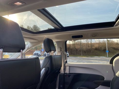 Used 2022 Chrysler Pacifica Limited image 25