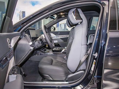 Used 2025 BMW 760i xDrive w/ Premium Package image 20