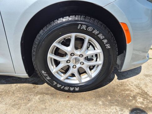 Used 2023 Chrysler Pacifica Touring-L FWD image 22
