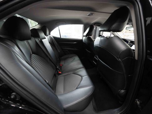 Used 2020 Toyota Camry SE w/ Carpet Mat Package image 24