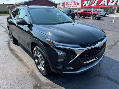 Used 2025 Chevrolet Trax LT w/ LT Convenience Package FWD image 3
