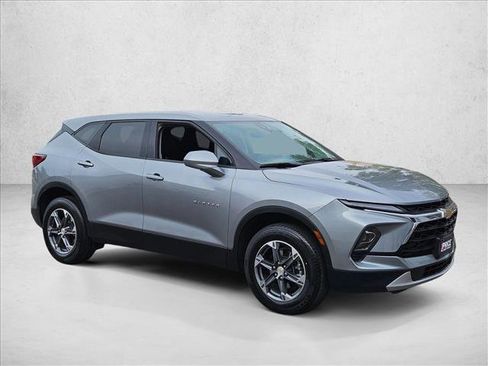 Used 2025 Chevrolet Blazer LT FWD image 3