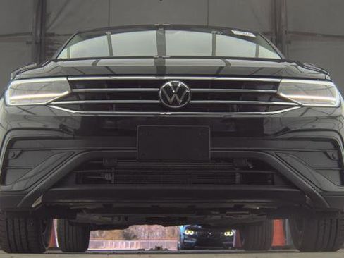 Used 2024 Volkswagen Tiguan SE image 3