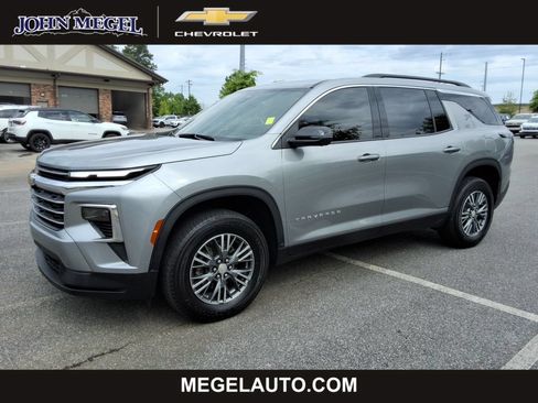 Certified 2024 Chevrolet Traverse LT FWD image 1