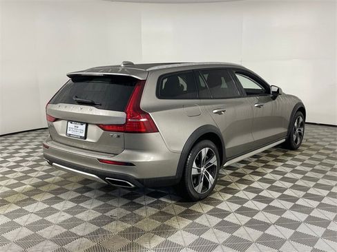 Used 2020 Volvo V60 T5 Cross Country image 16