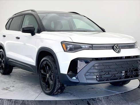 New 2026 Volkswagen Taos SE image 1