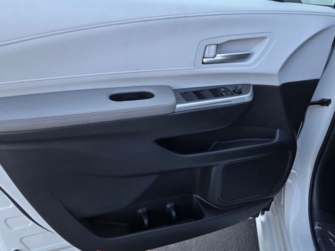 Certified 2026 Toyota Sienna XLE FWD image 9