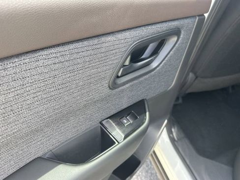 Used 2023 Nissan Rogue S FWD image 12