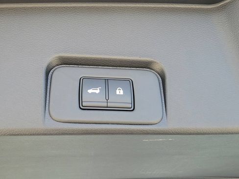 Certified 2025 Nissan Rogue SV FWD image 17