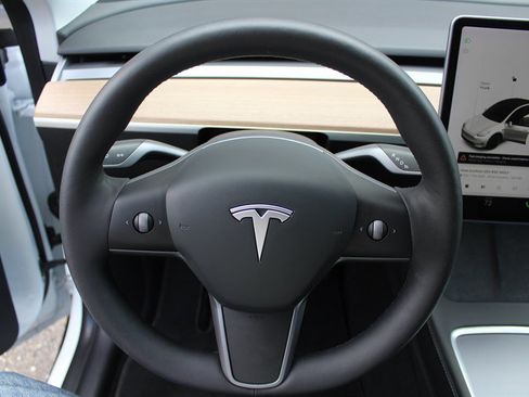 Used 2021 Tesla Model Y Long Range AWD/4WD image 23
