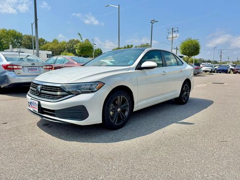 Used 2023 Volkswagen Jetta SE w/ Panoramic Sunroof Package FWD image 3