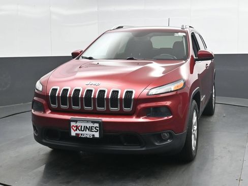Used 2017 Jeep Cherokee Latitude w/ Cold Weather Group AWD/4WD image 6