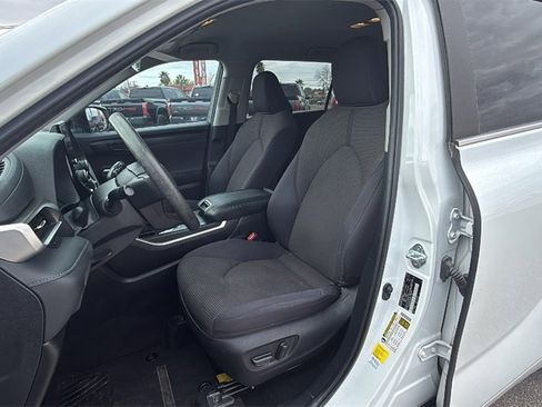 Used 2023 Toyota Highlander LE image 12
