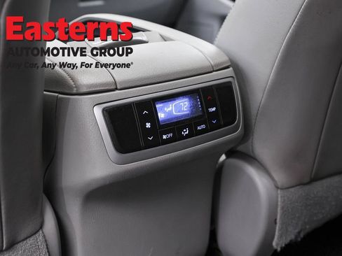 Used 2019 Toyota Highlander XLE AWD/4WD image 23