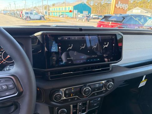 Used 2025 Jeep Wrangler Sport S image 11