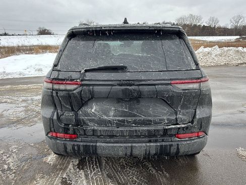 Used 2023 Jeep Grand Cherokee Altitude image 4