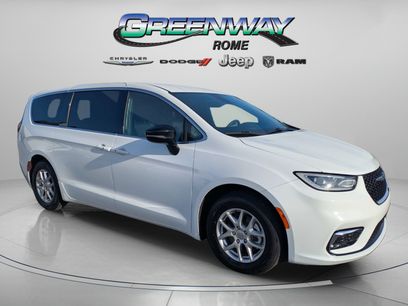 Used 2025 Chrysler Pacifica Select