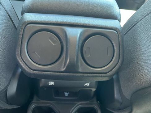 Used 2025 Jeep Wrangler Unlimited Rubicon AWD/4WD image 22