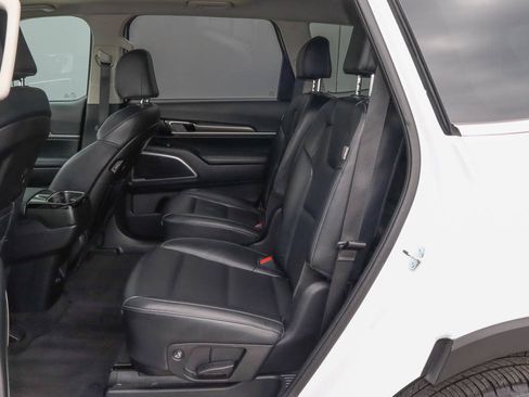 Used 2025 Kia Telluride S FWD image 9