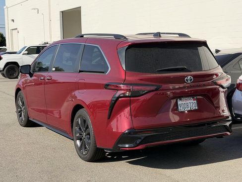 Used 2022 Toyota Sienna XSE w/ XSE Plus Package FWD image 4
