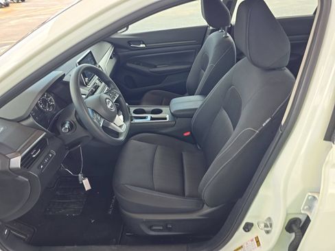 Used 2025 Nissan Altima 2.5 SV FWD image 3