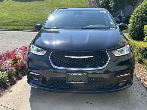 Used 2024 Chrysler Pacifica Touring-L FWD image 3
