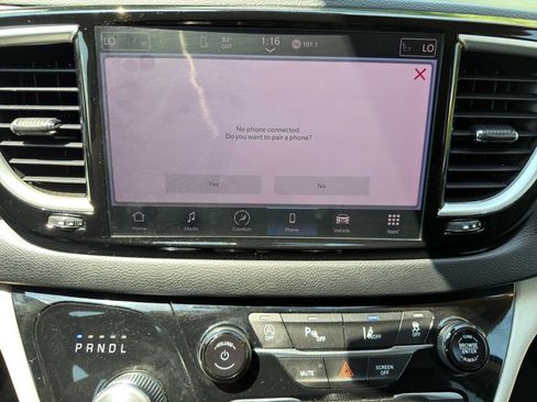 Used 2023 Chrysler Pacifica Touring-L FWD image 15