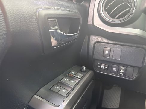 Used 2022 Toyota Tacoma TRD Off-Road image 28