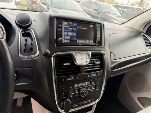 Used 2014 Chrysler Town & Country Limited w/ Luxury Group image 9