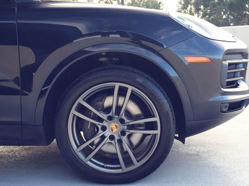 Certified 2023 Porsche Cayenne Platinum Edition image 11