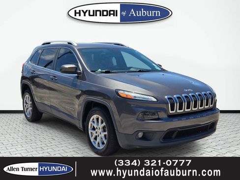 Used 2016 Jeep Cherokee Latitude FWD image 1