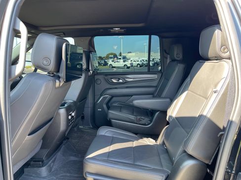 Used 2021 GMC Yukon XL Denali w/ Denali Premium Package AWD/4WD image 14