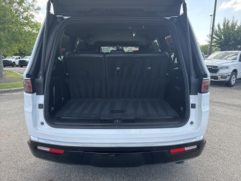 Used 2024 Jeep Wagoneer Series II w/ Flexible Seating Group RWD image 17