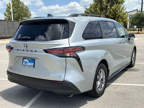 Used 2021 Toyota Sienna LE w/ LE Plus Package FWD image 6