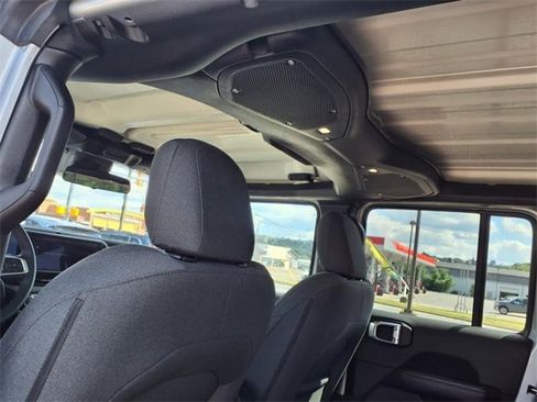 Used 2024 Jeep Wrangler Unlimited Sahara image 18