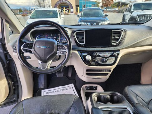 Used 2021 Chrysler Pacifica Touring-L image 13