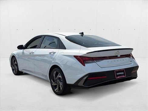 New 2025 Hyundai Elantra SEL image 8