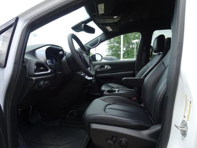 Used 2024 Chrysler Pacifica Limited w/ Uconnect Theater Family Group FWD image 8