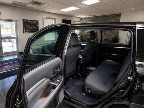 Used 2019 Toyota Highlander LE FWD image 11