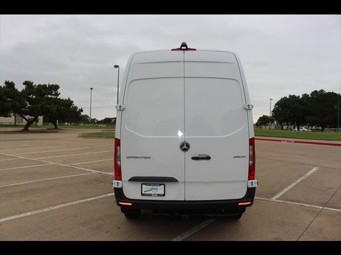 Used 2025 Mercedes-Benz Sprinter 2500 image 4