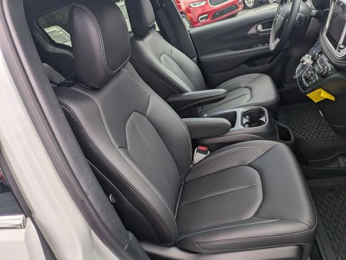 New 2026 Chrysler Pacifica Select FWD image 30