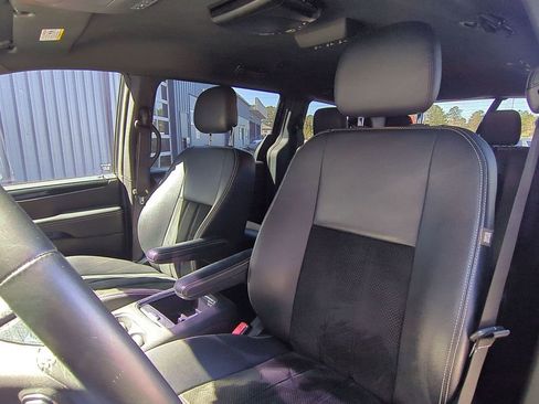 Used 2014 Dodge Grand Caravan SXT image 26