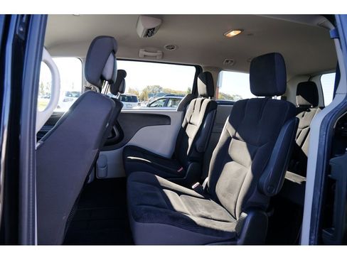 Used 2018 Dodge Grand Caravan SE w/ UConnect Hands-Free Group image 18