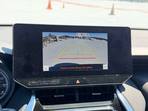 Certified 2023 Toyota Venza XLE AWD/4WD image 19
