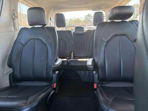 Used 2024 Chrysler Pacifica Touring-L image 13